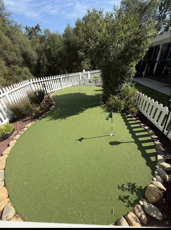 Custom putting green